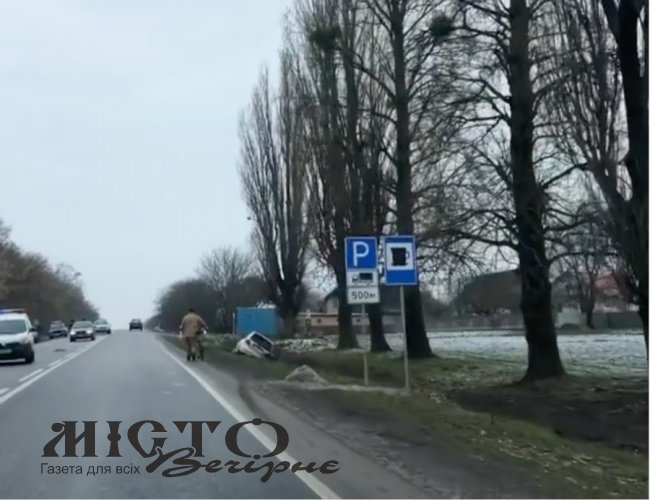 На виїзді з Нововолинська аварія – дві автівки злетіли у кювет 