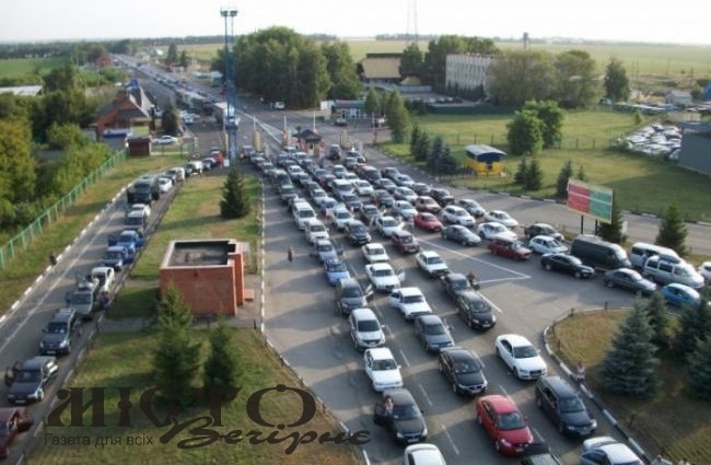 На польському кордоні в одному автобусі затримали 14 українців 