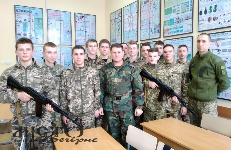 Вчимося захищати Україну 