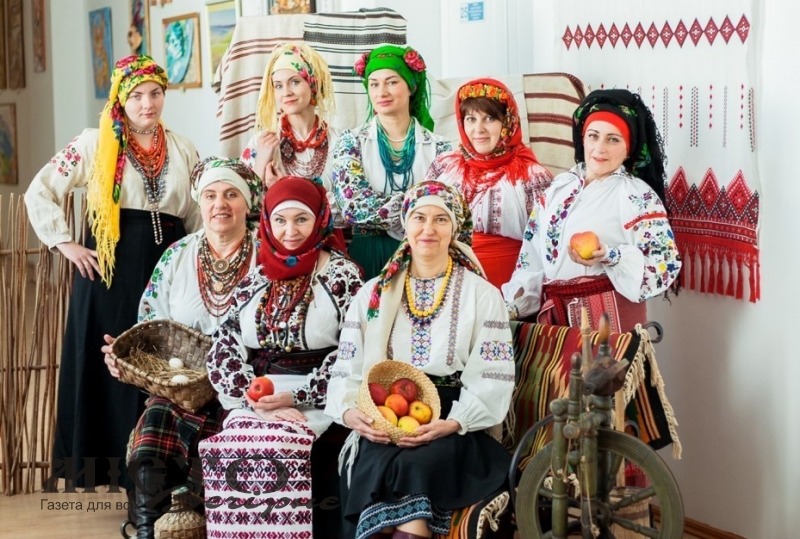 У Володимирі викладачки педколеджу створили мистецький фотопроєкт до Дня вишиванки 