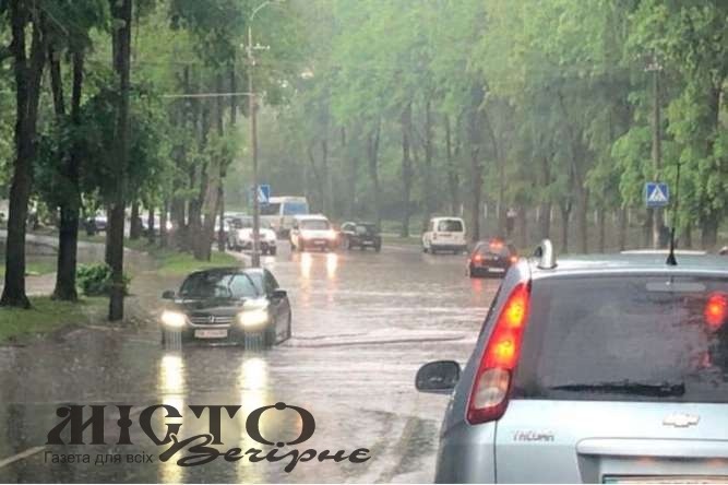 У Рівному після дощу знову плавали автівки  