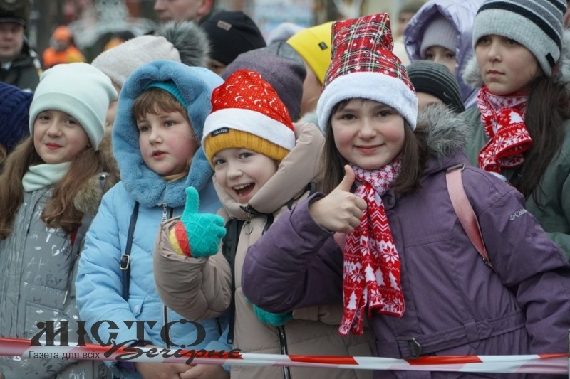 На головній площі Володимира засяяла різдвяна ялинка 
