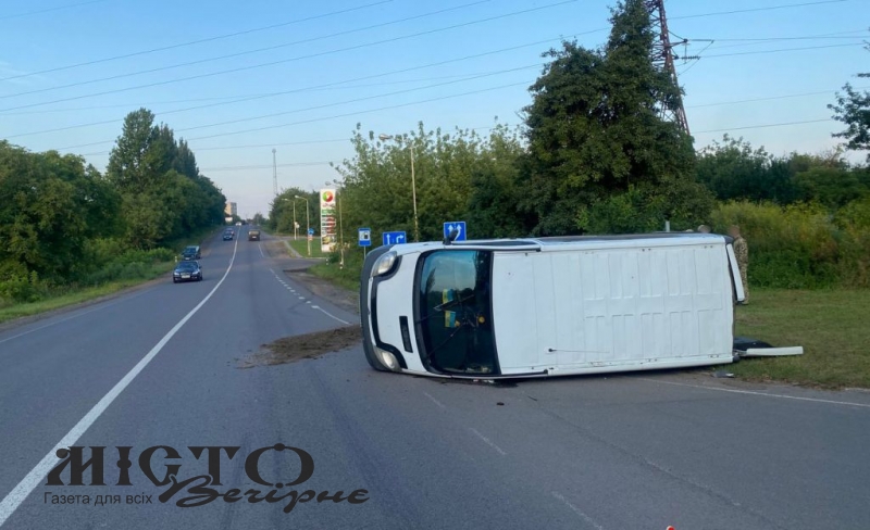 У Нововолинську внаслідок ДТП перекинувся бус, постраждала дівчина 