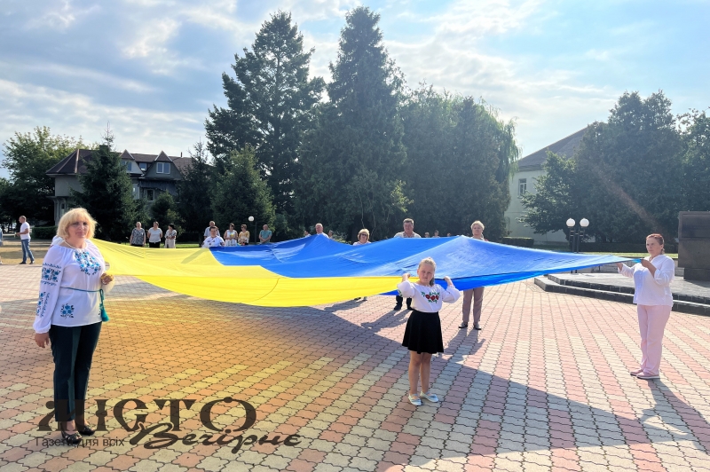 В Іваничах відбулася офіційна церемонія підняття Державного Прапора України 