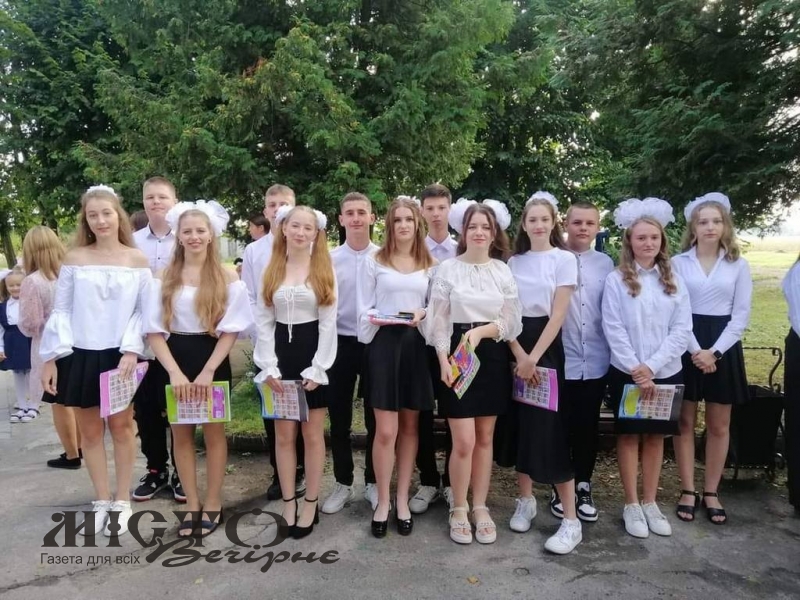 У Литовезькій громаді відбувся флешмоб «Донат на ЗСУ замість квітів» 