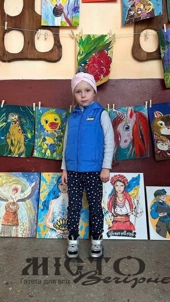 Донька загиблого воїна з Литовезької громади продає свої малюнки, щоб допомогти ЗСУ 