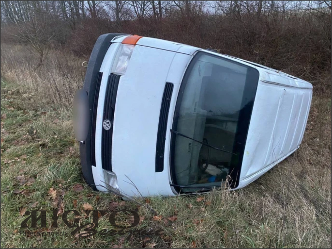 У Затурцівській громаді автомобіль злетів у кювет 