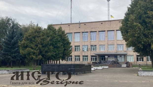 У Локачах відремонтують входи у приміщення селищної ради 