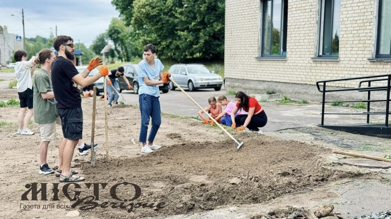 У Нововолинську озеленили територію біля молодіжного центру - новини Володимир-Водинського У Нововолинську озеленили територію біля молодіжного центру