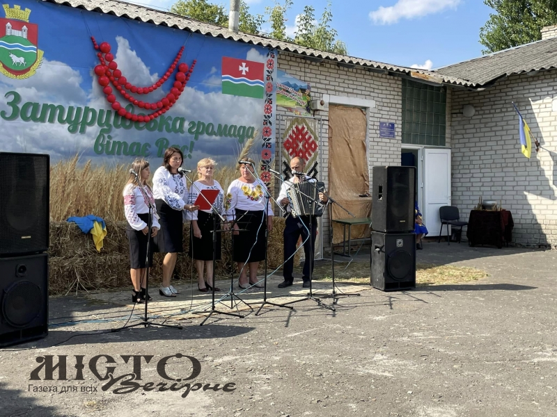 У Затурцівській громаді на благодійному заході зібрали 32 тисячи гривень для військових 