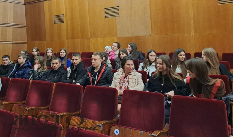 Учні та учениці Павловичівського ліцею побували на виставі «Сватання на Гончарівці» 