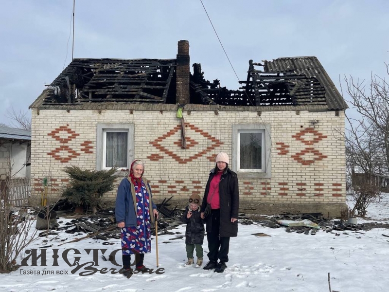 У селі Затурці горів житловий будинок: молода сімʼя потребує допомоги 