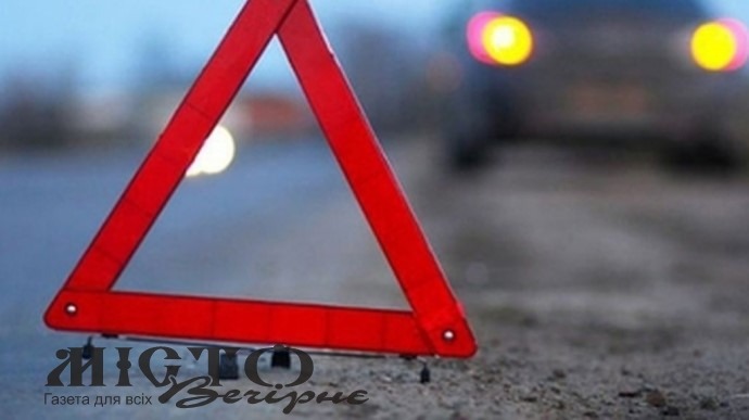 На Волині автівка, у якій були хлопець і дівчина, врізалася в електроопору 