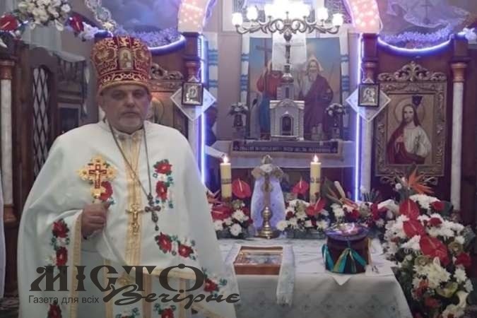 Священник переписав церкву на доньку 