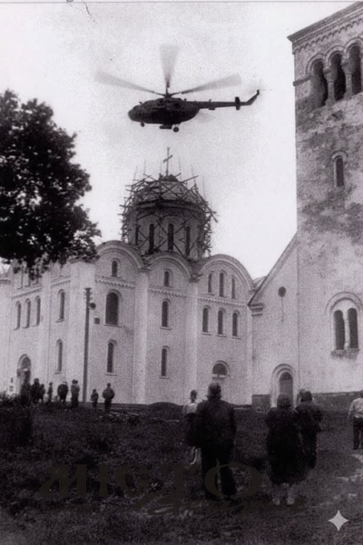 30 років тому у Володимирі встановлювали хрест на куполі Успенського собору - новини Володимир-Водинського 30 років тому у Володимирі встановлювали хрест на куполі Успенського собору