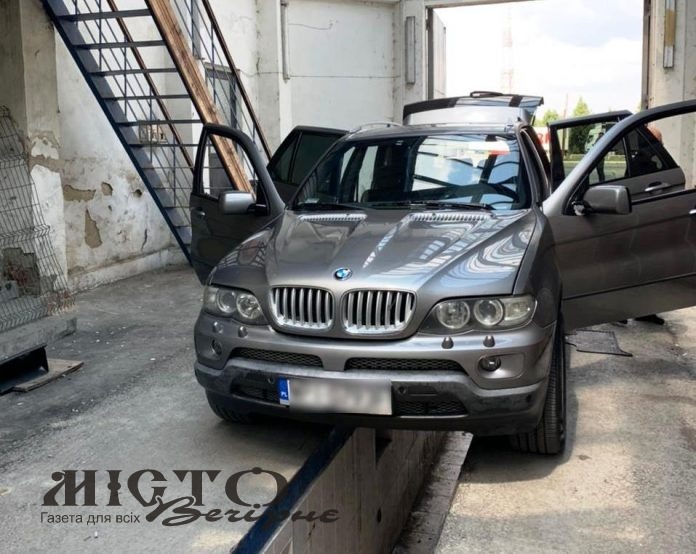 На кордоні конфіскували «BMW Х5» за контрабандні сигарети 
