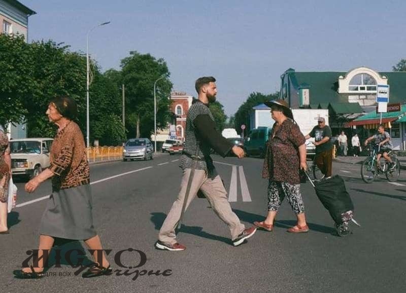 Фото лицаря на вулицях Володимира перемогло у конкурсі від The Village 