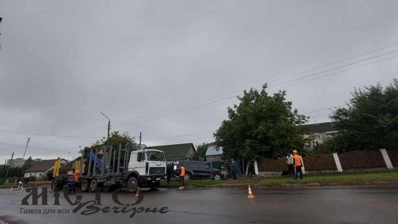 У Володимирі позашляховик Mitsubishi пошкодив електроопору та влетів у паркан 