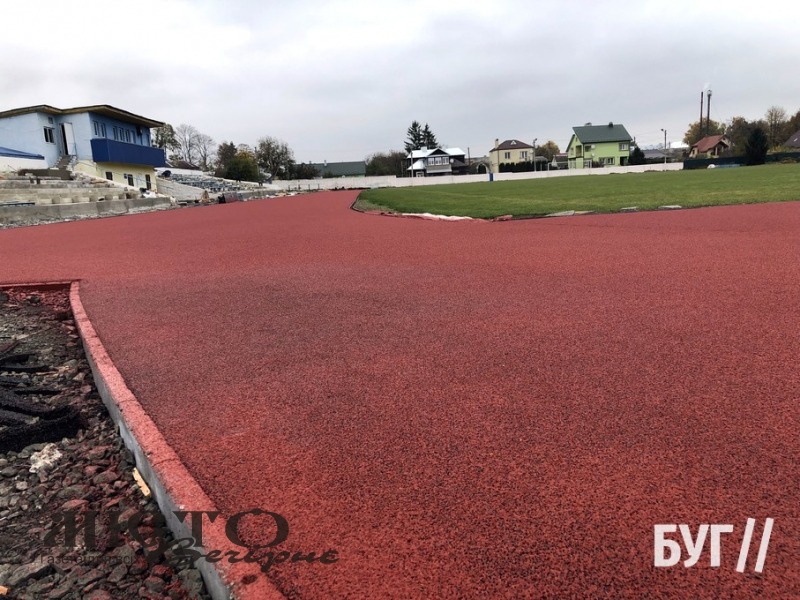 Вкладання поліуретанових доріжок на стадіоні у Володимирі планують завершити до кінця тижня 