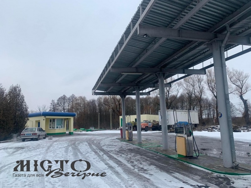 Поліція викрила нелегальну АЗС і вилучила пальне 