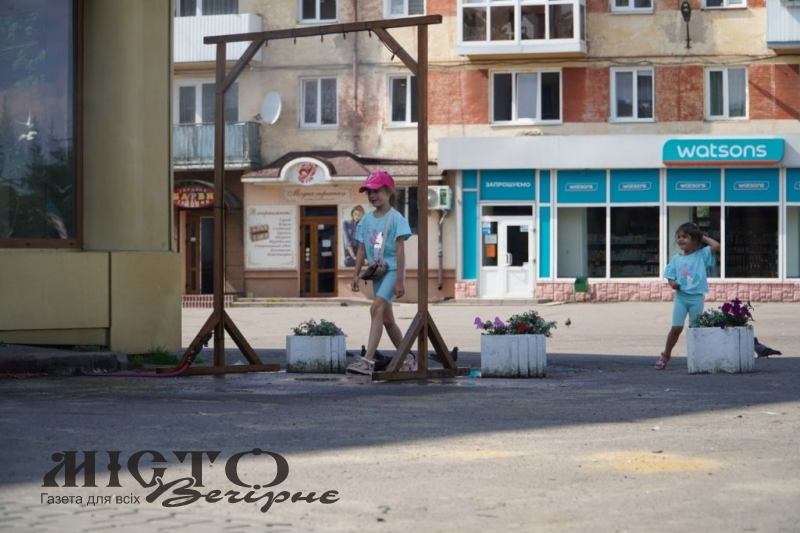 У Володимирі встановили освіжаючу рамку з водою 