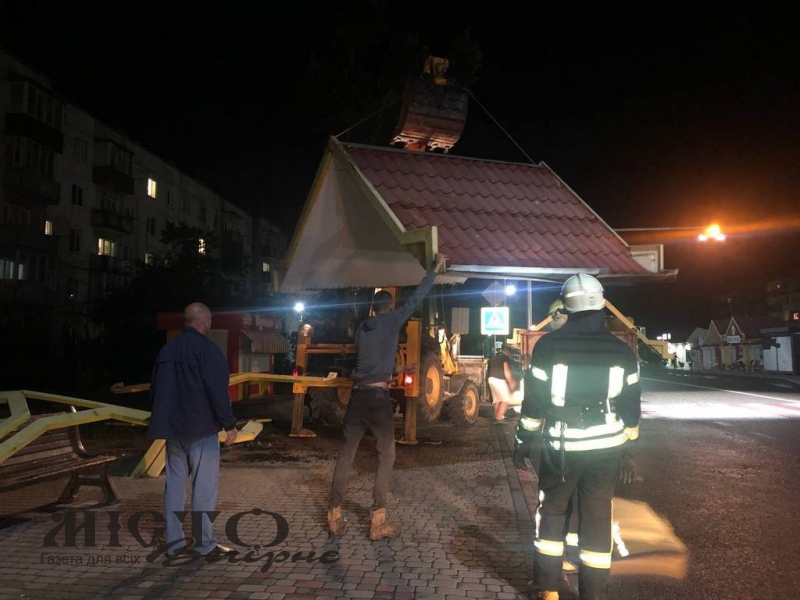На вулиці Ковельській біля «Нашого краю» у Володимирі через буревій поламалася автобусна зупинка 