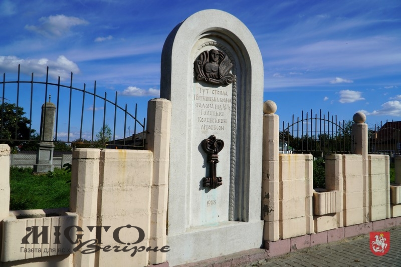 У Володимирі оновили пам’ятні знаки в’їзних брам княжого міста 