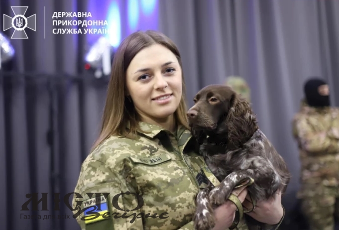 Прикордонниця з Нововолинська, яка повернулася з полону, та її підопічні собаки отримали нагороду у Києві 