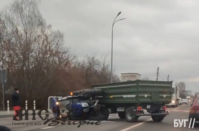 У Володимирі перекинувся трактор комунальників - новини Володимир-Водинського У Володимирі перекинувся трактор комунальників