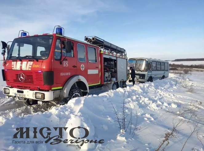 В Зимнівській громаді у сніговому заметі застряг рейсовий автобус 