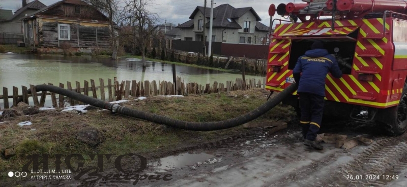 У Володимирі рятувальники відкачали воду, яка підійшла до будинку 