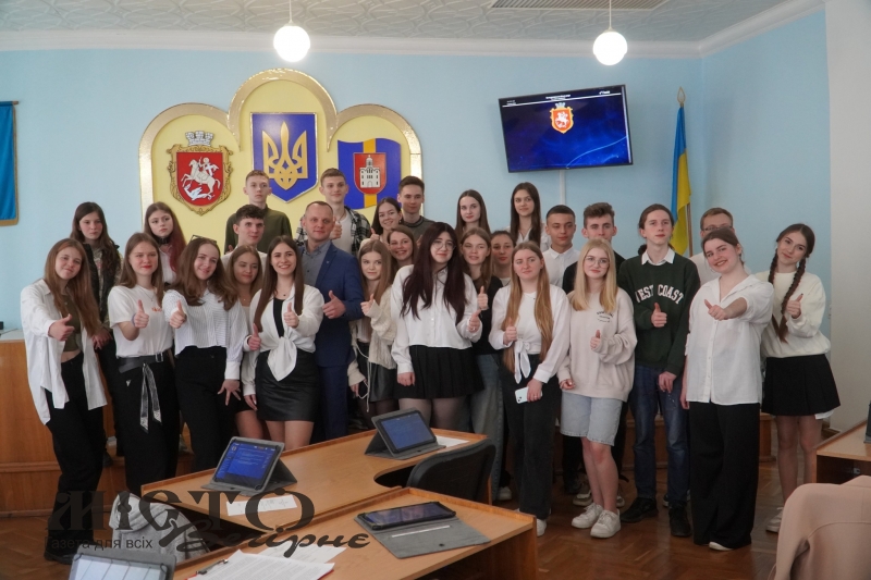 Лідери учнівського самоврядування провели у Володимирській міській раді «дитячу сесію» 