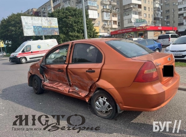 У Володимирі водій буса врізався в таксі та втік з місця аварії - новини Володимир-Водинського У Володимирі водій буса врізався в таксі та втік з місця аварії