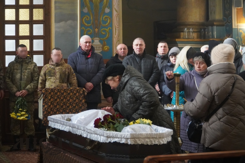 Володимирська громада попрощалася з померлим Захисником Володимиром Воробйовим 