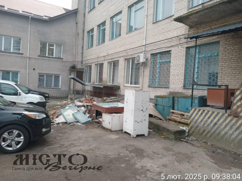 Муніципальна варта у Володимирі виявила порушення правил утримання території: керівнику АТ направили звернення 