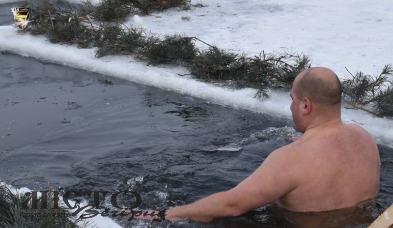Військовослужбовці 14 бригади пірнали в освячену ополонку на Луганщині 