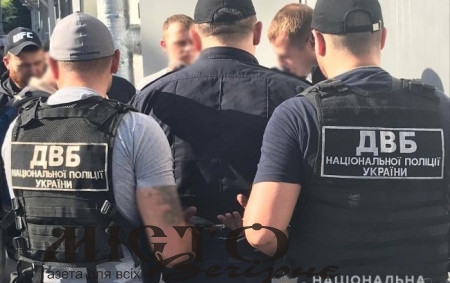 У Нововолинську поліцейський просив $8000 за переправлення через кордон: як покарали 