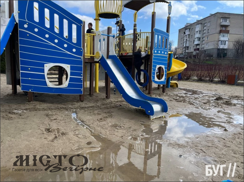 Дитячий майданчик на Риловиці у Володимирі перетворився на калюжу 