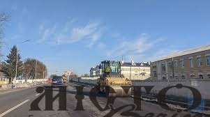  Володимирі та на дорозі до Устилуга асфальтують зупинки та підсипають узбіччя 