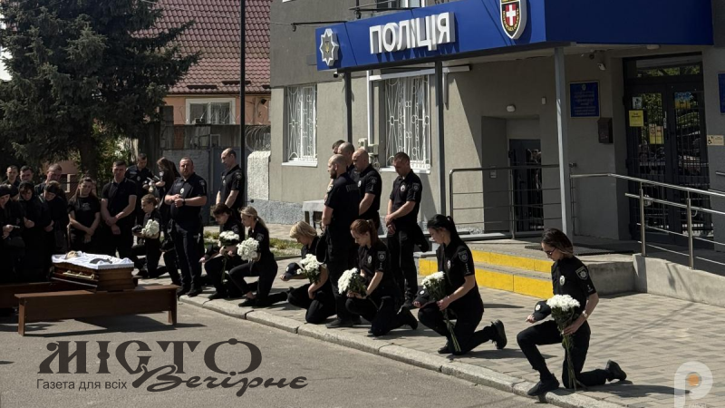 У Володимирі провели в останню путь поліцейського Дмитра Домріна - новини Володимир-Водинського У Володимирі провели в останню путь поліцейського Дмитра Домріна