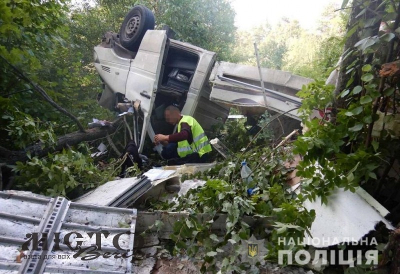 Поблизу Володимира бус злетів в кювет і перекинувся, є постраждалі 