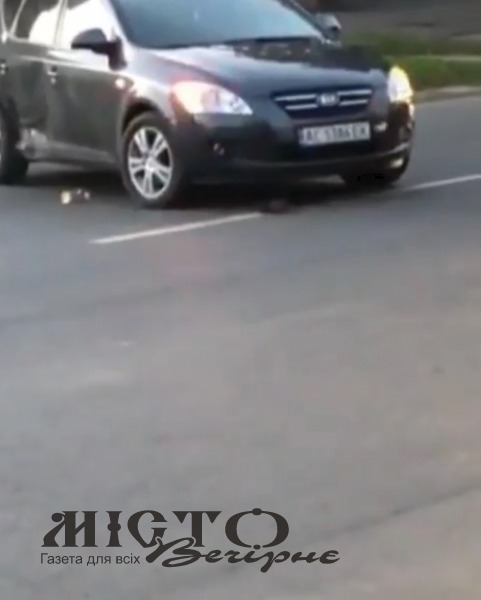 У Володимирі трапилась ДТП. Винуватець втік, залишивши номерні знаки. та бампер 