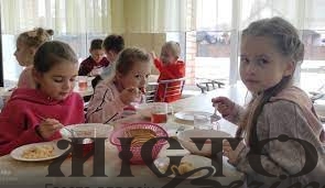 Дітей Володимирської громади, чиї батьки захищають Україну, у закладах освіти харчуватимуть безкоштовно 
