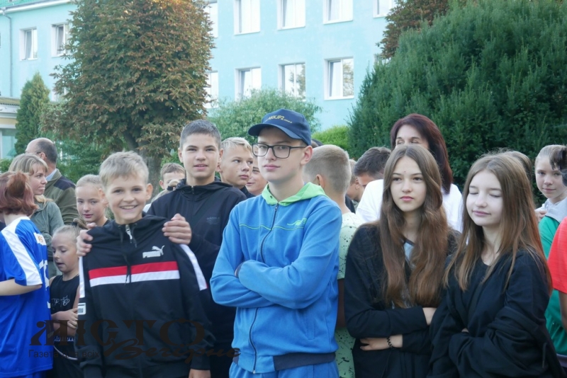У Володимирському спортивному ліцеї зібралися на святкову лінійку до Дня фізкультури 