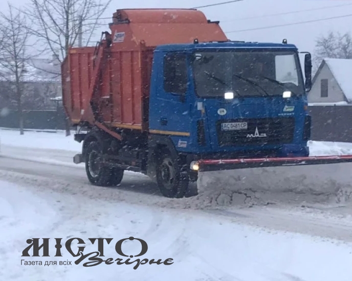 Комунальники продовжують очищати від снігу вулиці та дороги Володимира 