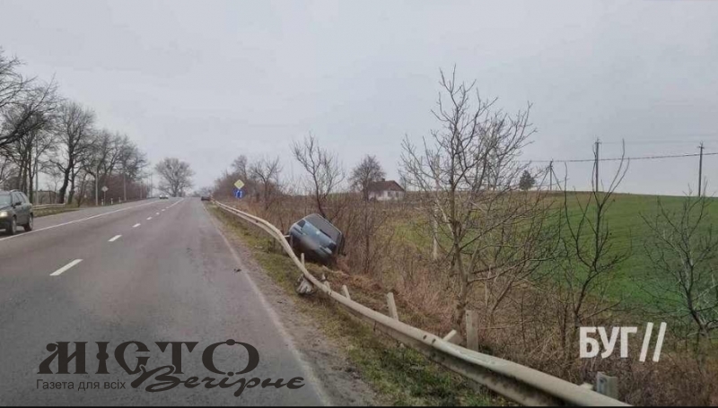На трасі між Нововолинськом та Володимиром автомобіль злетів у кювет - новини Володимир-Водинського На трасі між Нововолинськом та Володимиром автомобіль злетів у кювет