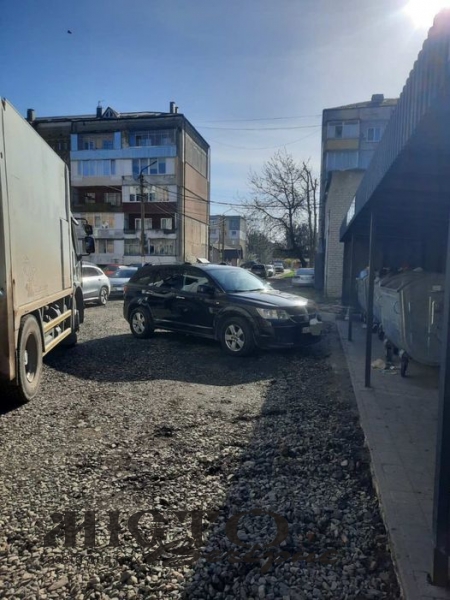 Комунальники Володимира вкотре не змогли вивезти сміття через припаркований автомобіль 