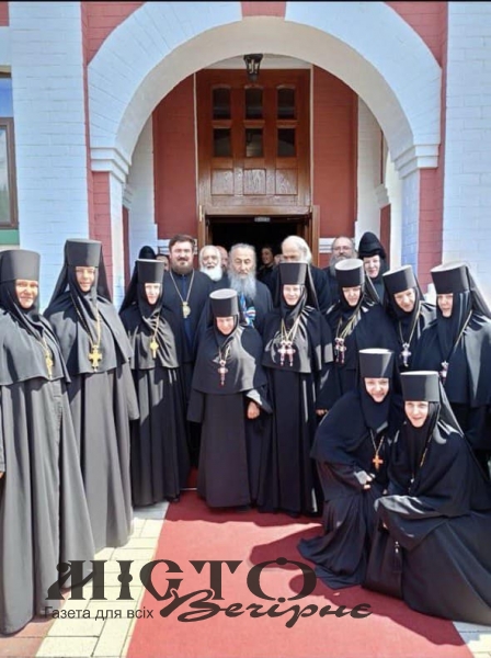 Настоятелька Зимненського монастиря з регантками зустрілися з митрополитом УПЦ мп Онуфрієм 