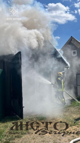 Рятувальники ліквідували пожежу в гаражі у Володимирі 
