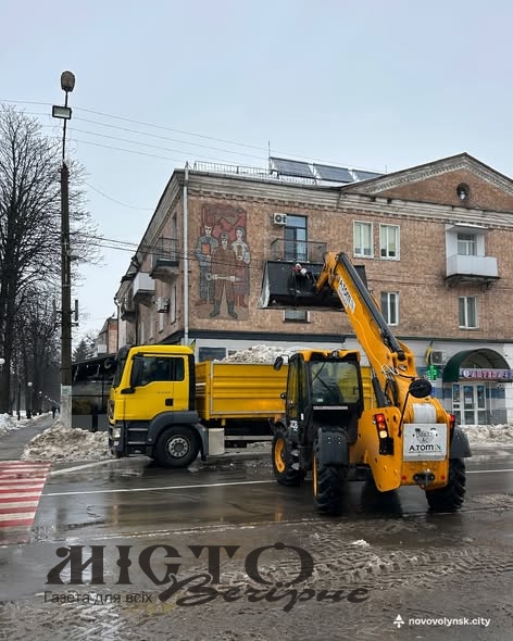 Снігоприбиральна техніка на вулицях Нововолинська - новини Володимир-Водинського Снігоприбиральна техніка на вулицях Нововолинська